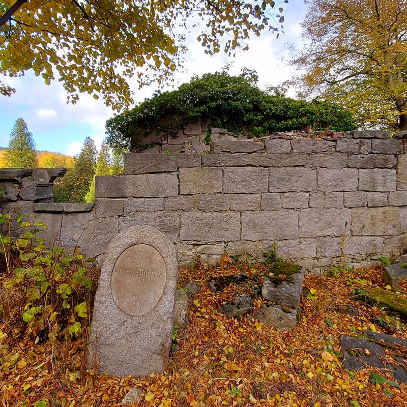 Sprzątanie cmentarza