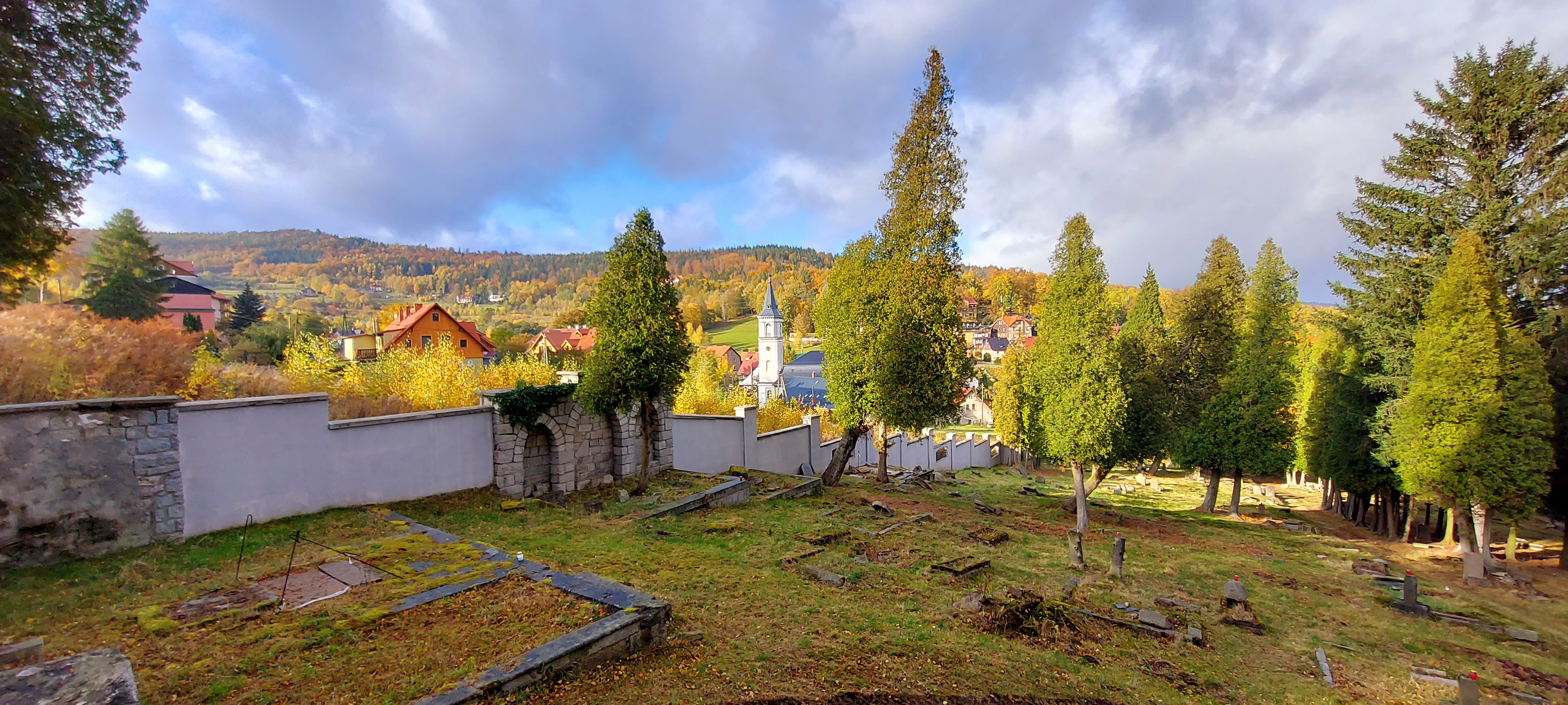 Sprzątanie cmentarza